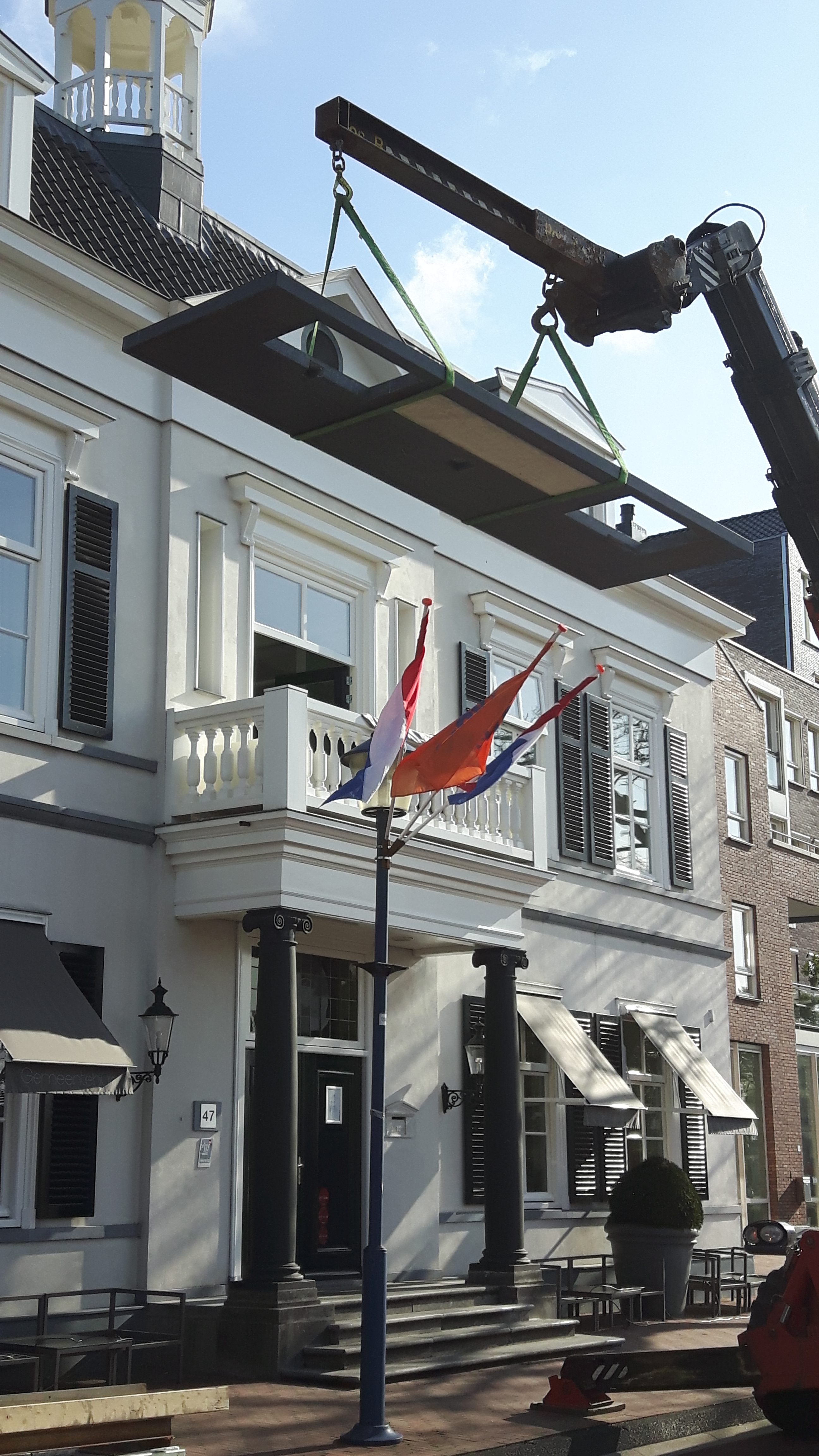 Plaatsing betonnen keukenblad met verreiker via balkon op eerste verdieping Rhenen 1