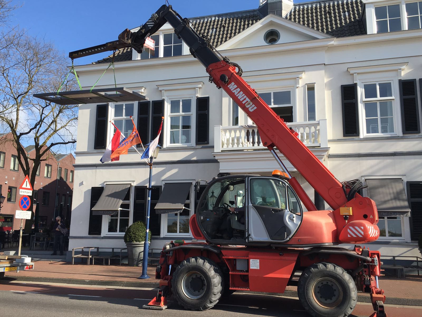 Plaatsing betonnen keukenblad met verreiker via balkon op eerste verdieping Rhenen 2