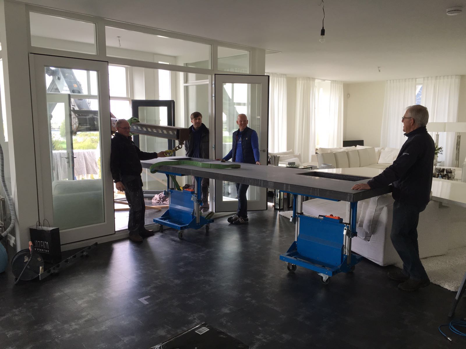 Plaatsing betonnen keukenblad met verreiker via balkon op eerste verdieping Rhenen 4